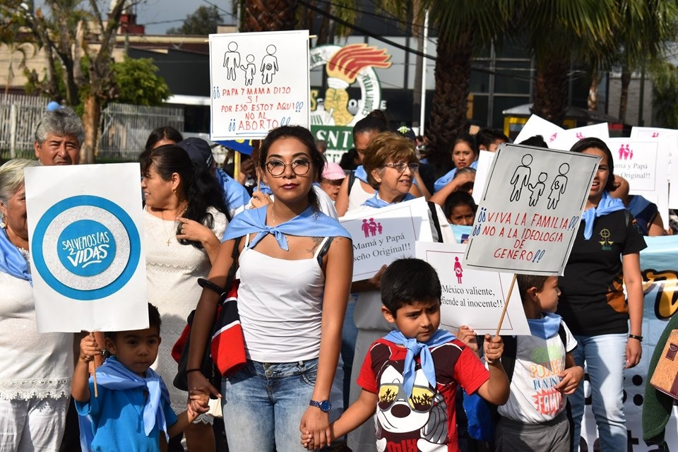 Marchan personas a favor de la vida