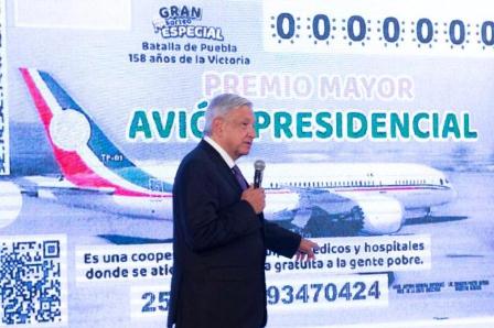 Presenta AMLO diseño de “cachito” para la rifa del avión presidencial