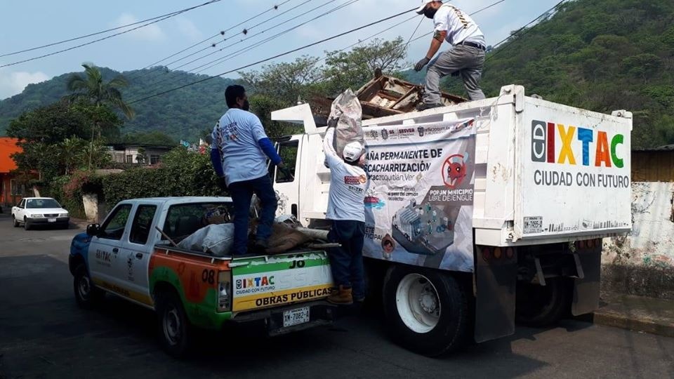 Siguen abatizando y descacharrizando colonias de Ixtaczoquitlán