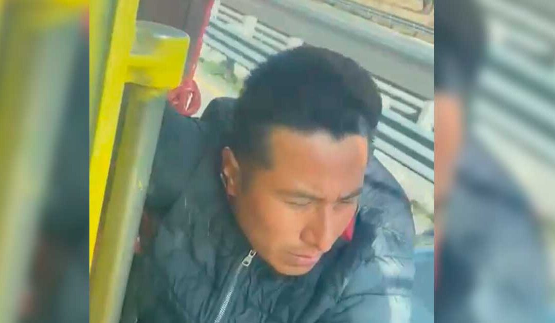 Hombre trata de asaltar al trailer del que va literalmente «colgado», sobre la autopista Puebla- Veracruz .