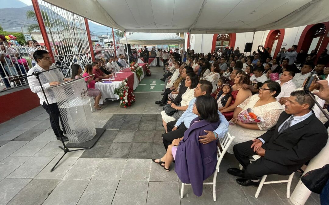 Se unen en boda colectiva 52 parejas en Ciudad Mendoza