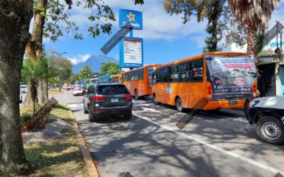 Bloquean transportistas acceso a Plaza Valle