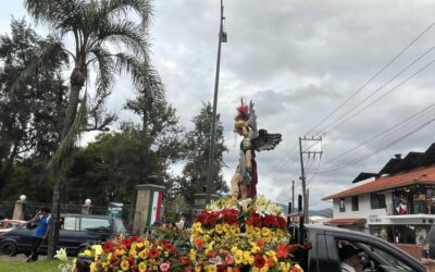 Momentos de la procesión de San Miguel Arcángel por las calles de Orizaba